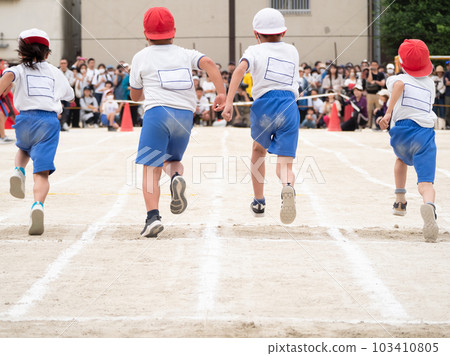 參加小學運動會/競走的孩子的背影 103410805