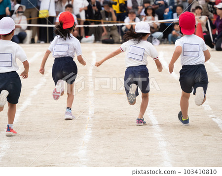 參加小學運動會/競走的孩子的背影 103410810