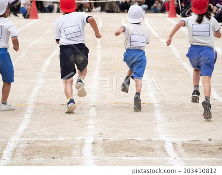 參加小學運動會/競走的孩子的背影 103410812