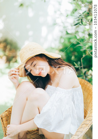 夏日陽光下的年輕女子 103411078