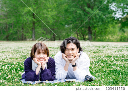 A friendly couple with a cane 103411550