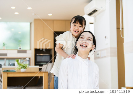 girl rubbing mother's shoulder 103411819