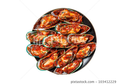 Large green mussels cooked in tomato sauce with garlic, parsley and lemon. Isolated on white background. 103412229