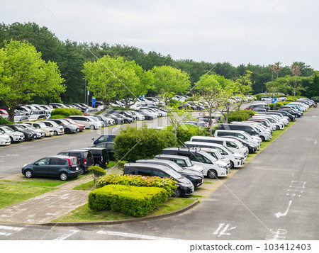 許多汽車停在一個大停車場 103412403