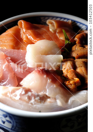 金槍魚、鮭魚、鯛魚、扇貝和海膽海鮮蓋飯 103412503