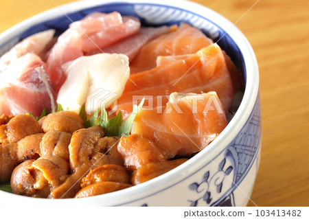 金槍魚、鮭魚、鯛魚、扇貝和海膽海鮮蓋飯 103413482