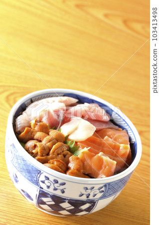 金槍魚、鮭魚、鯛魚、扇貝和海膽海鮮蓋飯 103413498
