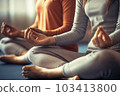 一個女人坐在瑜伽中冥想的手，產生了人工智能 103413800