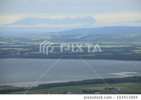 View of the Shiretoko mountain range from Lake Saroma Observatory View of the Shiretoko mountain range from Lake Saroma Observatory 103413804