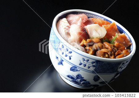 在黑色背景中拍攝金槍魚、鮭魚、海鯛、扇貝和海膽 在黑色背景中拍攝金槍魚、鮭魚、海鯛、扇貝和海膽 103413822