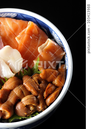 黑色背景中金槍魚、鮭魚、海鯛、扇貝和海膽的鳥瞰圖 103413988