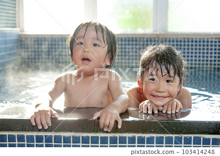Older sister and younger brother taking a bath at the inn 103414248