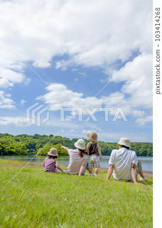 一家四口在旅遊地湖邊玩耍 103414268