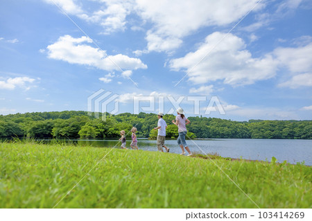 一家四口奔跑在旅遊目的地的湖邊 103414269