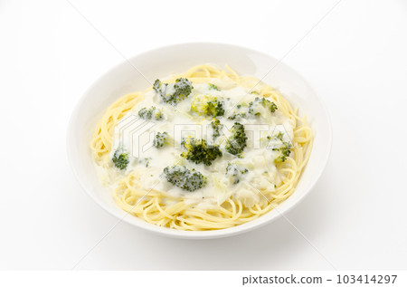 Broccoli cream pasta 103414297