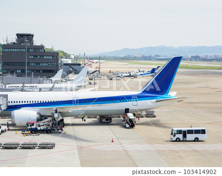 Vast airport runway and planes Vast airport runway and planes 103414902