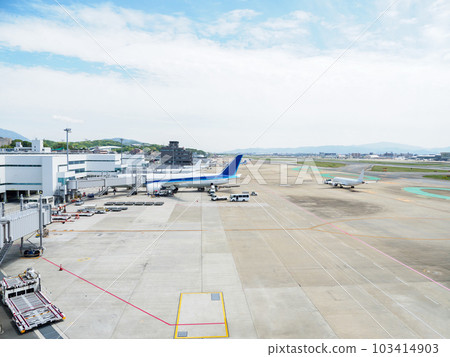 廣闊的機場跑道和飛機 103414903