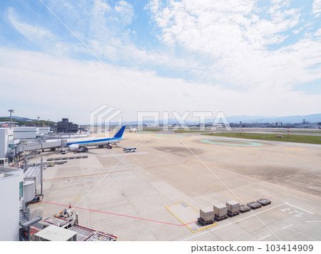 廣闊的機場跑道和飛機 103414909