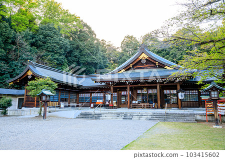春天的群馬縣高崎市群馬形護國神社 103415602