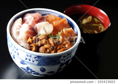 金槍魚、鮭魚、鯛魚、扇貝、海膽海鮮蓋飯和紅味噌湯 金槍魚、鮭魚、鯛魚、扇貝、海膽海鮮蓋飯和紅味噌湯 103415603