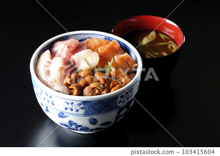 金槍魚、鮭魚、鯛魚、扇貝、海膽海鮮蓋飯和紅味噌湯 金槍魚、鮭魚、鯛魚、扇貝、海膽海鮮蓋飯和紅味噌湯 103415604