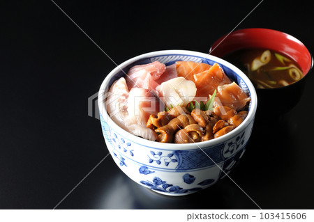 金槍魚、鮭魚、鯛魚、扇貝、海膽海鮮蓋飯和紅味噌湯 金槍魚、鮭魚、鯛魚、扇貝、海膽海鮮蓋飯和紅味噌湯 103415606