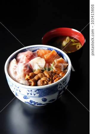 Seafood rice bowl with tuna, salmon, sea bream, scallop, and sea urchin and red miso soup 103415608