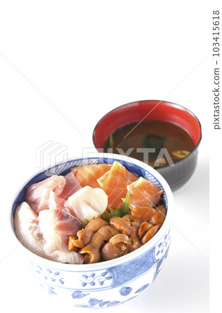 金槍魚、鮭魚、鯛魚、扇貝、海膽海鮮蓋飯和紅味噌湯 金槍魚、鮭魚、鯛魚、扇貝、海膽海鮮蓋飯和紅味噌湯 103415618