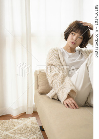 一個年輕女子在沙發上放鬆 103416199