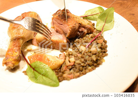 用叉子把骨頭上的肉分開 103416835