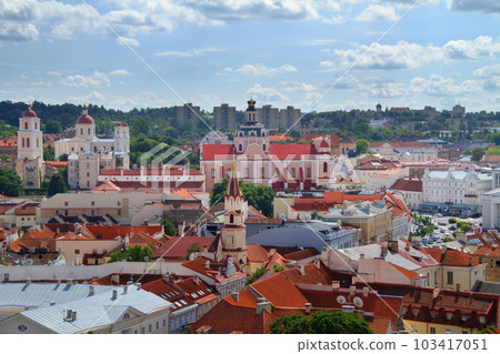 立陶宛首都維爾紐斯歷史街區,北歐波羅的海三國的世界文化遺產。從聖約翰教堂鐘樓看老城區 立陶宛首都維爾紐斯歷史街區,北歐波羅的海三國的世界文化遺產。從聖約翰教堂鐘樓看老城區 103417051