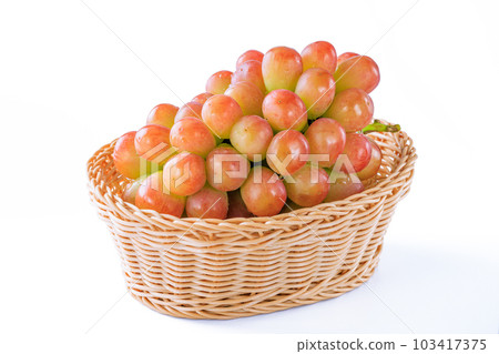 Grapes served in a basket Saneilche 103417375