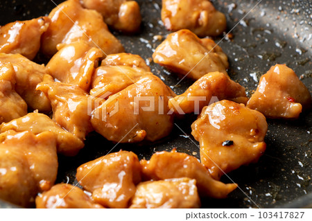 Fry the chicken (bonjiri and tail) in a frying pan. (Tare-yaki) 103417827