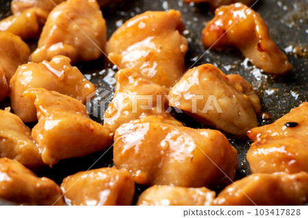 Fry the chicken (bonjiri and tail) in a frying pan. (Tare-yaki) Fry the chicken (bonjiri and tail) in a frying pan. (Tare-yaki) 103417828