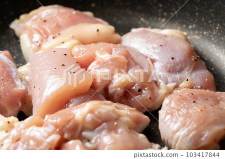在煎鍋中烤雞大腿(切丁)。 (用鹽和胡椒烤) 在煎鍋中烤雞大腿(切丁)。 (用鹽和胡椒烤) 103417844