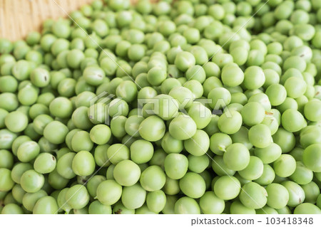 Fresh green peas Fresh green peas 103418348