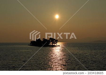 Evening view of Lake Shinji Evening view of Lake Shinji 103418685