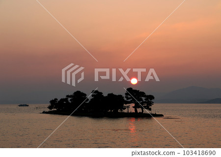 Evening view of Lake Shinji Evening view of Lake Shinji 103418690