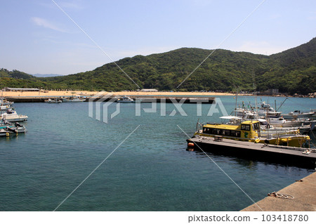 福岡縣糸島市的人氣休閒勝地。從科亞漁港眺望科亞海岸的景色。 福岡縣糸島市的人氣休閒勝地。從科亞漁港眺望科亞海岸的景色。 103418780
