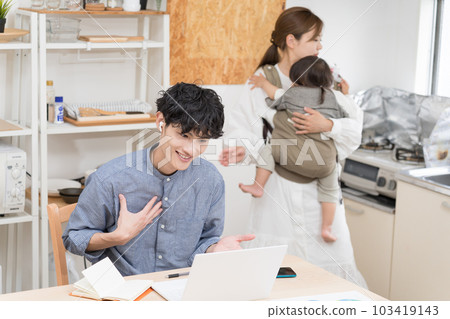 丈夫遠程工作，而妻子則在狹小的廚房裡忙於做家務和照顧孩子 103419143
