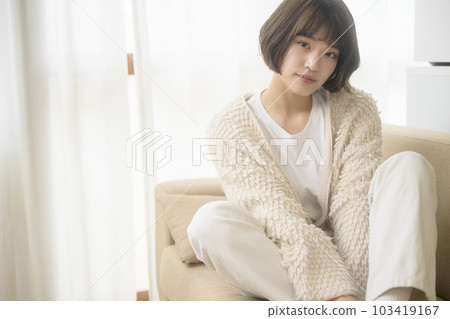Young woman relaxing on the sofa (black mist filter) Young woman relaxing on the sofa (black mist filter) 103419167