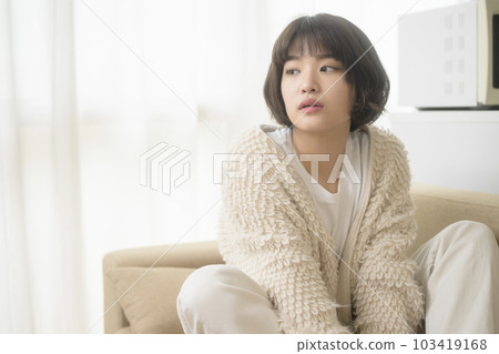 Young woman relaxing on the sofa (black mist filter) Young woman relaxing on the sofa (black mist filter) 103419168