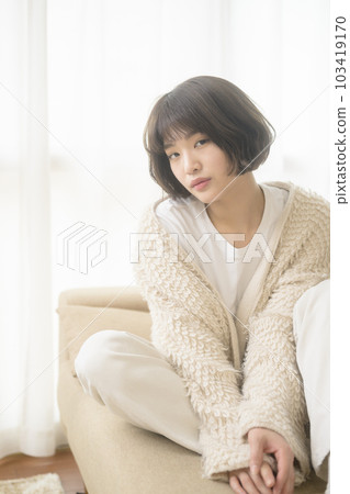 Young woman relaxing on the sofa (black mist filter) 103419170
