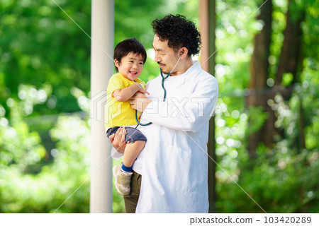 Pediatrician image 103420289