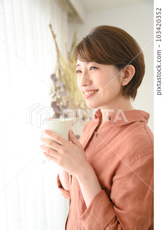 女人肖像,房間裡有杯子的女人 女人肖像,房間裡有杯子的女人 103420352