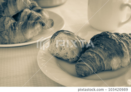 桌上的牛角包牛角麵包 桌上的牛角包牛角麵包 103420989