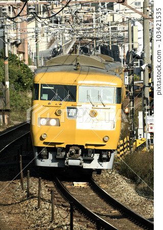 JNR-type 117 series train going around a curve near Onomichi Station 103421535