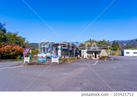 Takachihocho Tunnel station scenery (scenery seen on the way to Takachiho Gorge, roadside station) 103421752