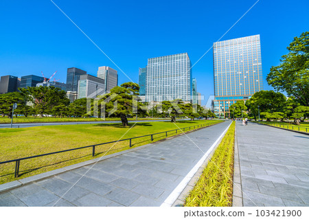 Tokyo cityscape in Japan Bicycle lanes are also maintained ... Looking at the building group in front of the "Babasakimon" intersection = May 17 103421900