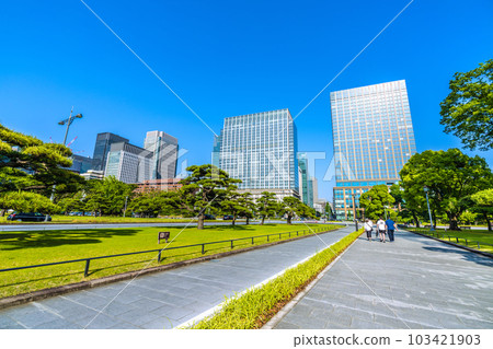 日本的東京城市景觀自行車道也保持......看著“Babasakimon”十字路口前的建築群= 5月17日 日本的東京城市景觀自行車道也保持......看著“Babasakimon”十字路口前的建築群= 5月17日 103421903